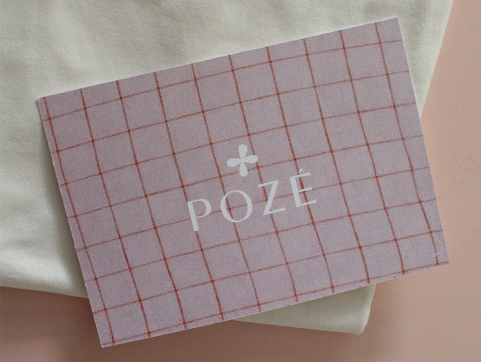 carte cadeau pausée sur une table