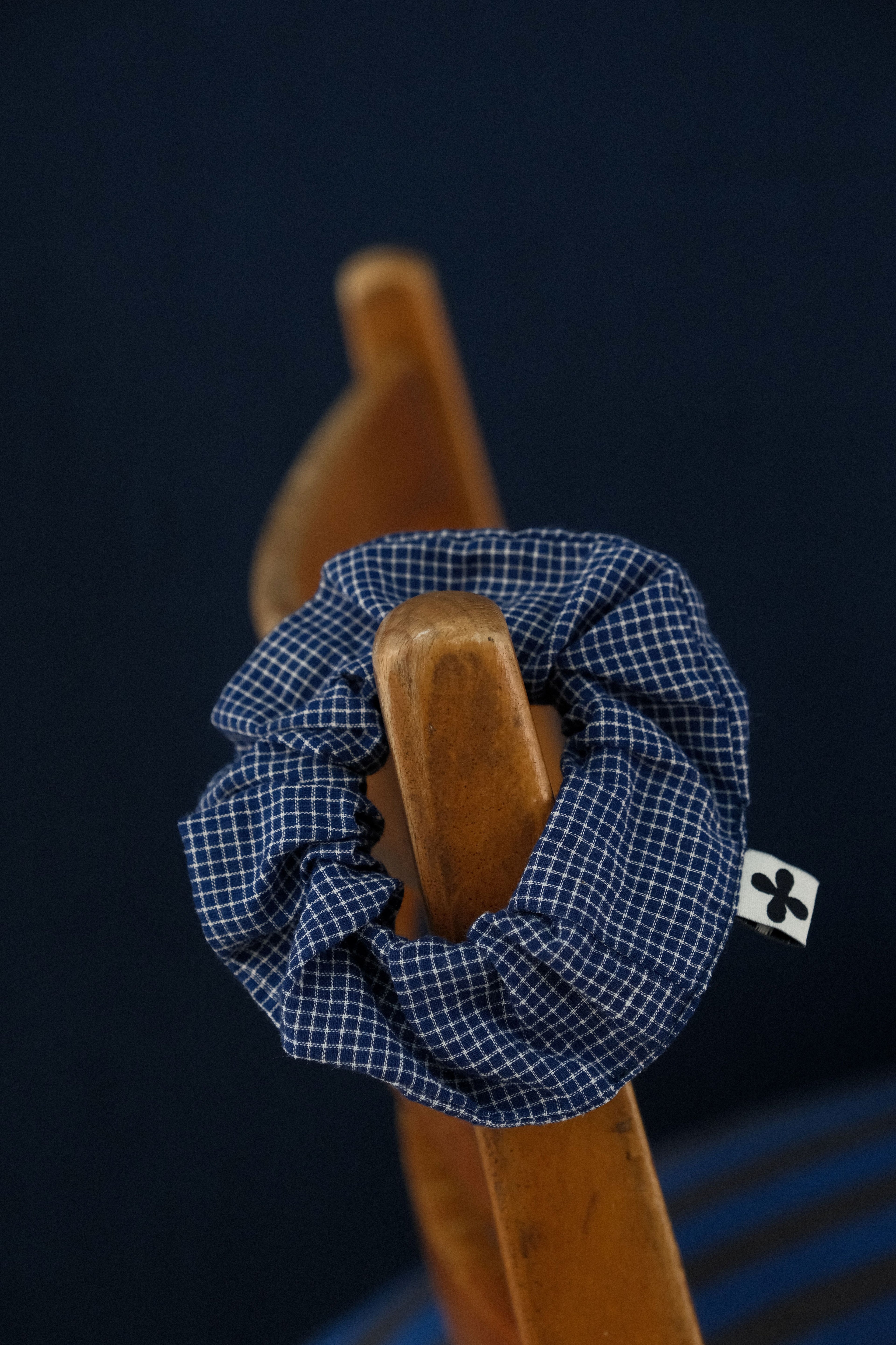 chouchou petit carreau marine sur chaise