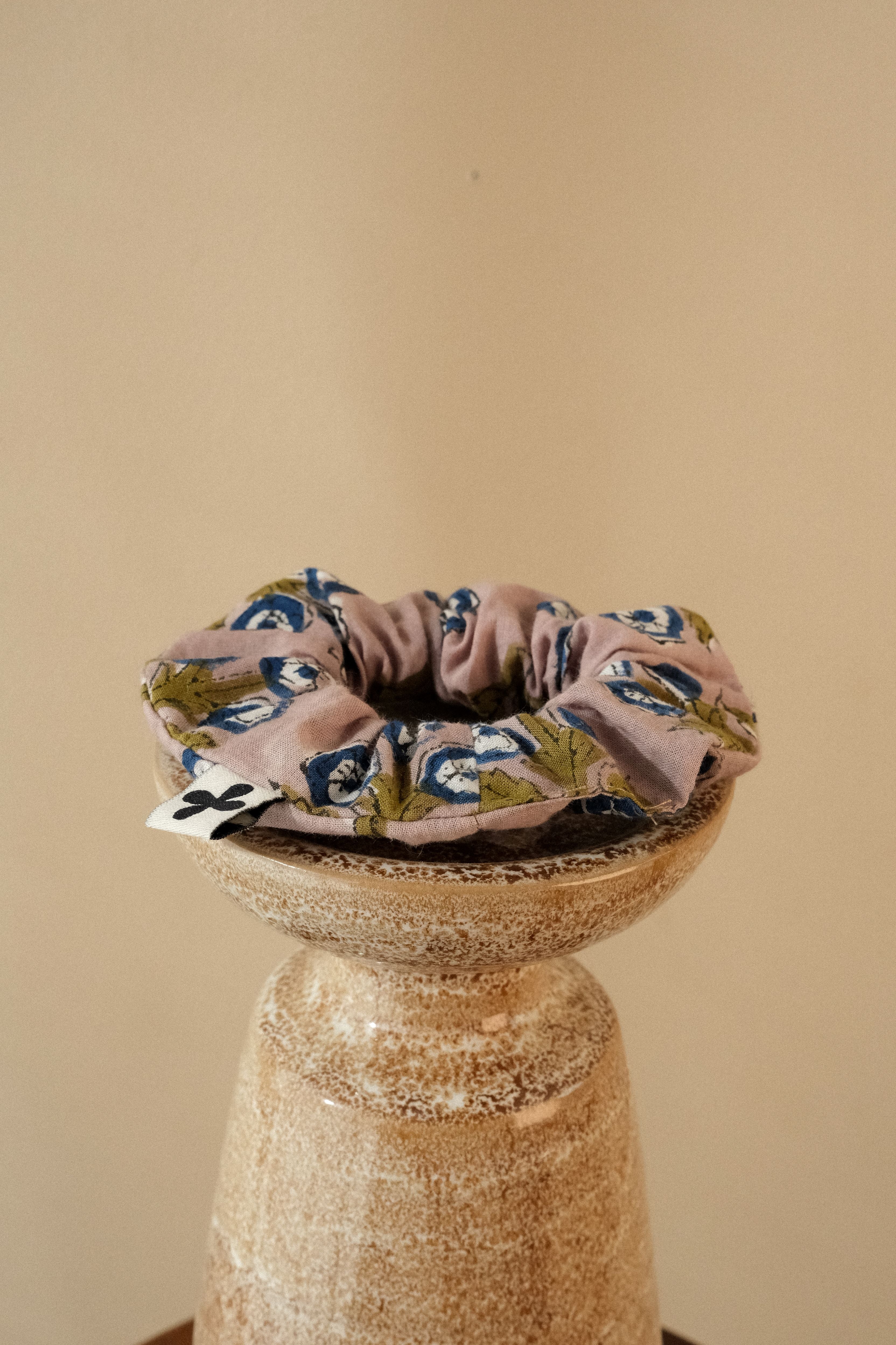 chouchou-fleuri-bleu-coton-bio-france-poze