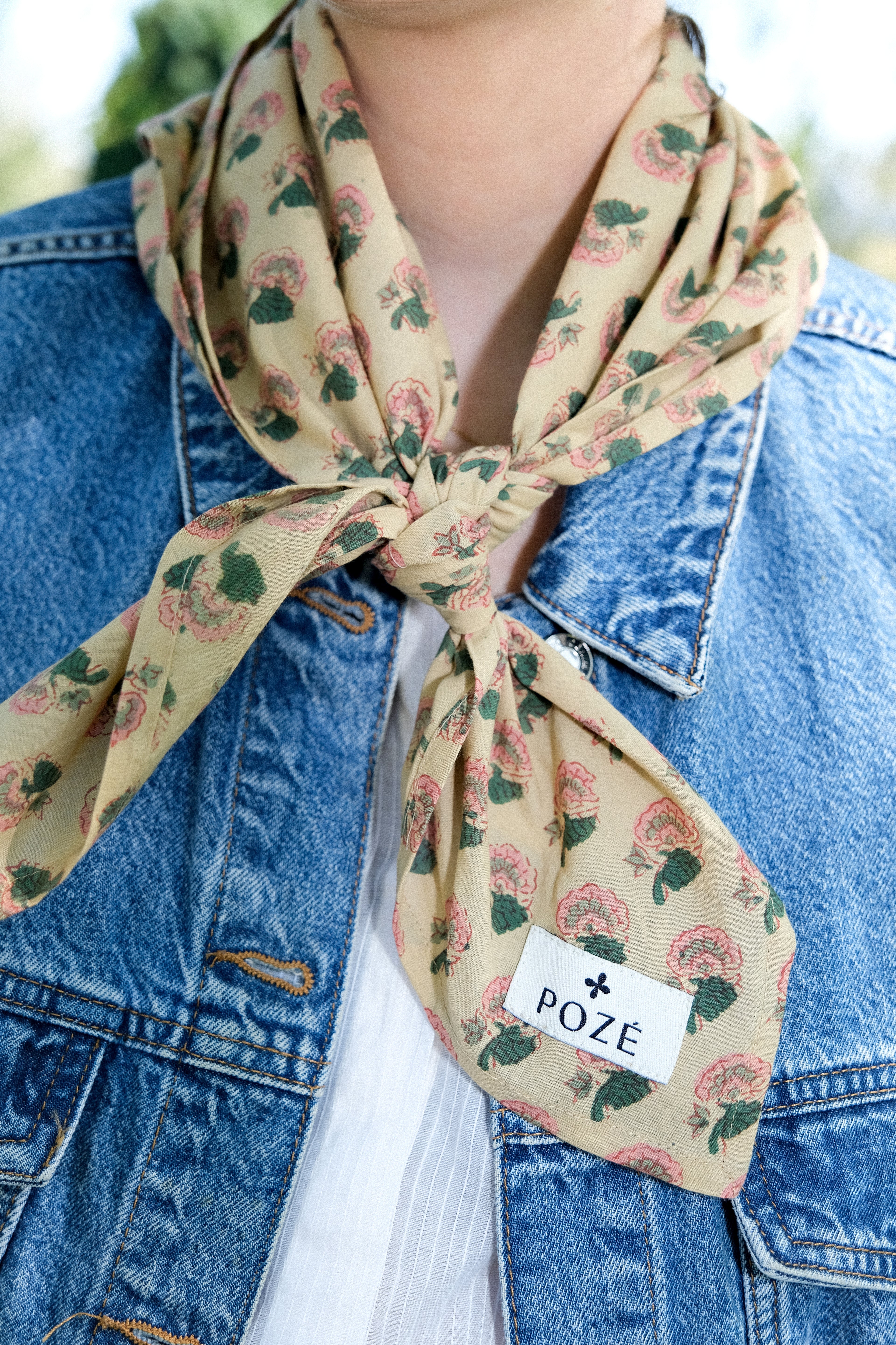 foulard fleuri rose
