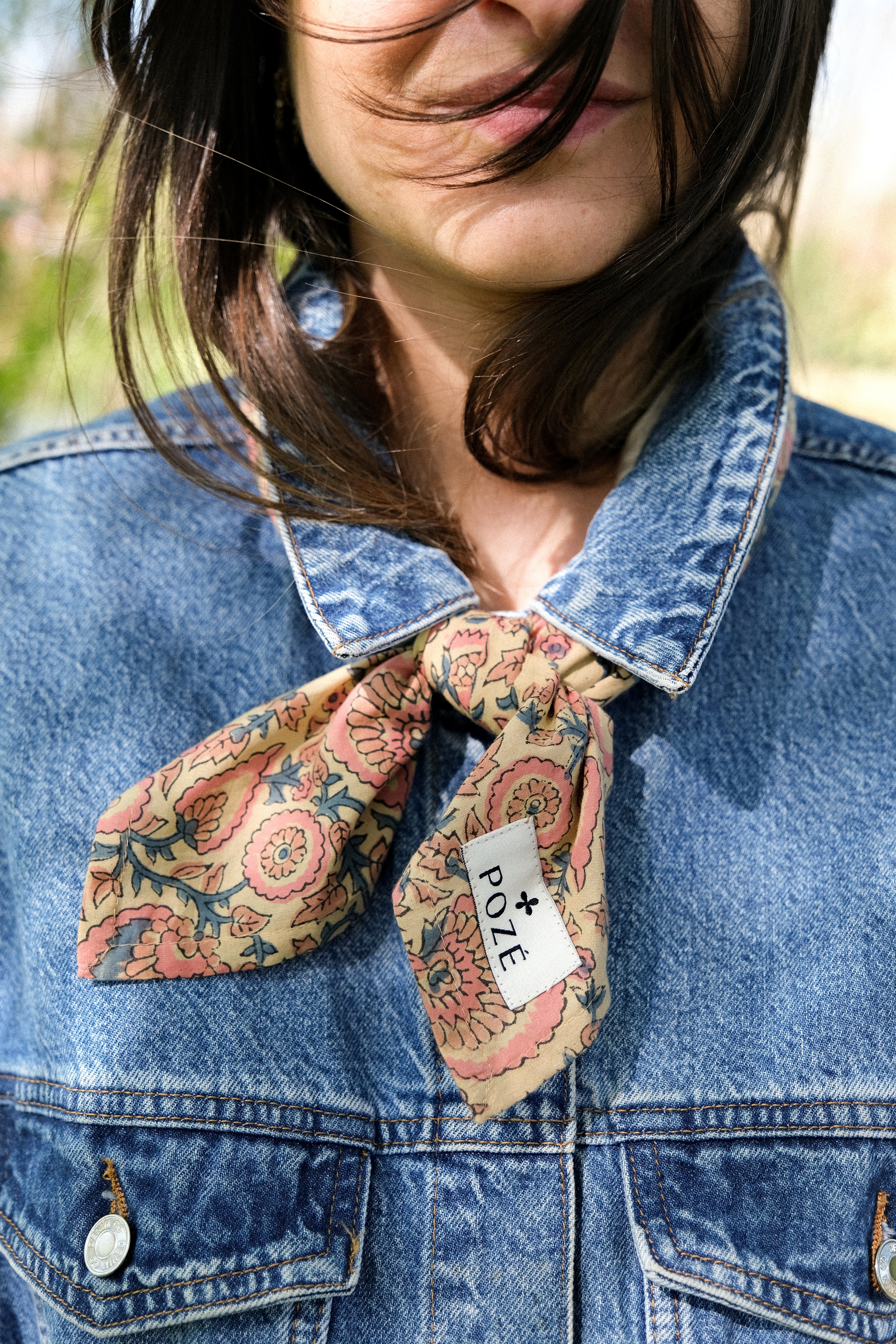 Foulard en coton fleuri rose et bleu