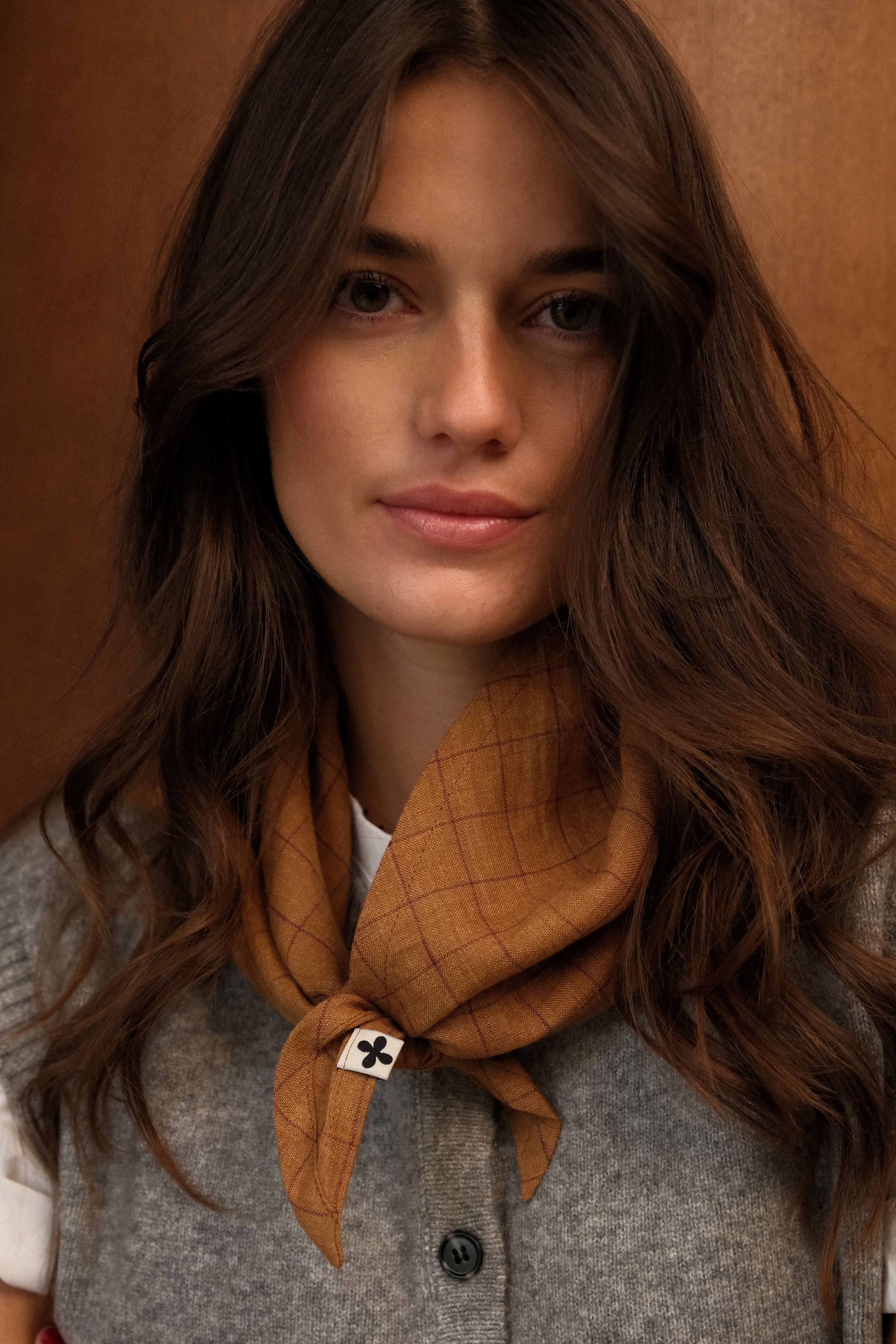foulard-lin-triangulaire-carreau-ocre-france-poze