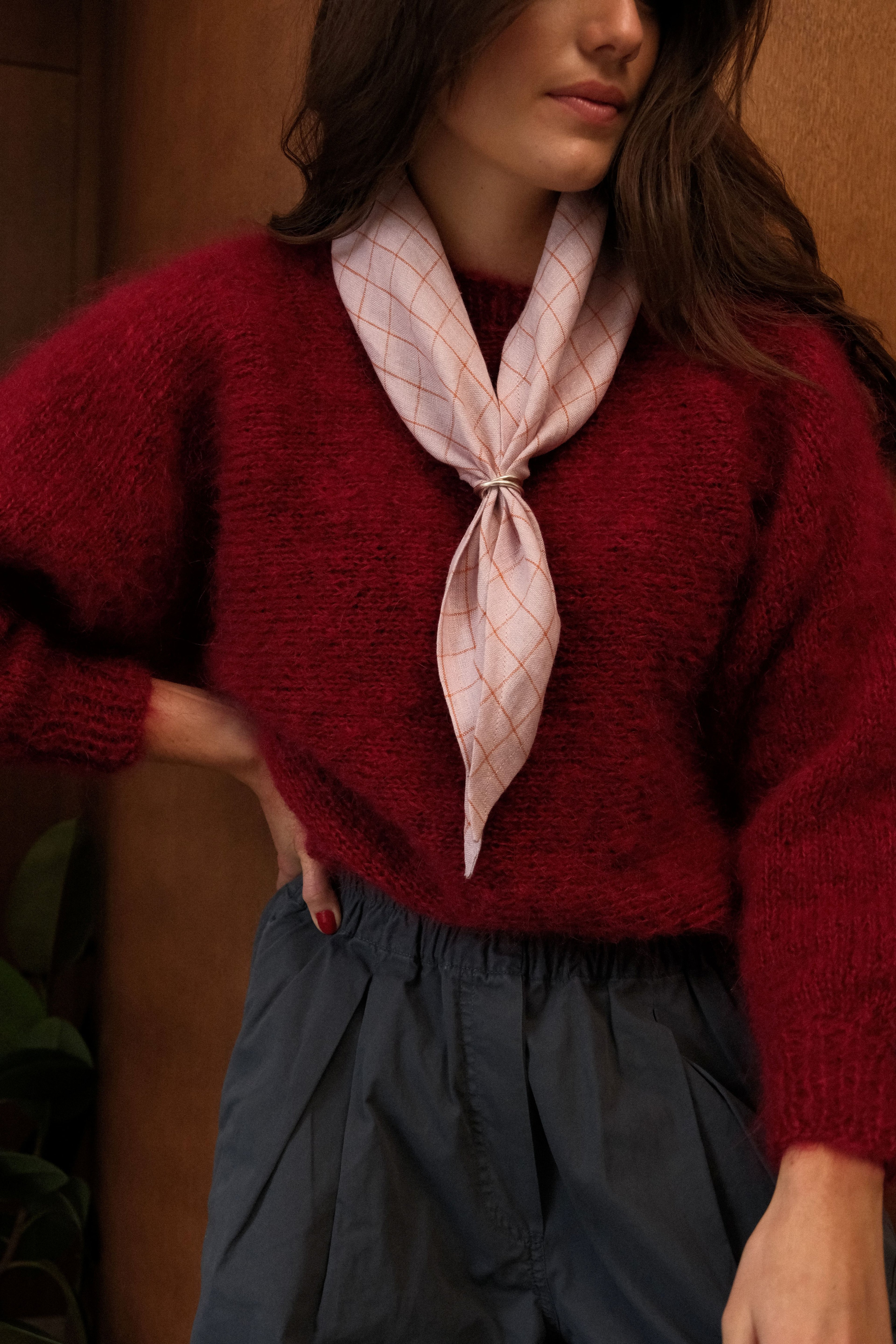 foulard-lin-triangulaire-carreau-rose-france-poze