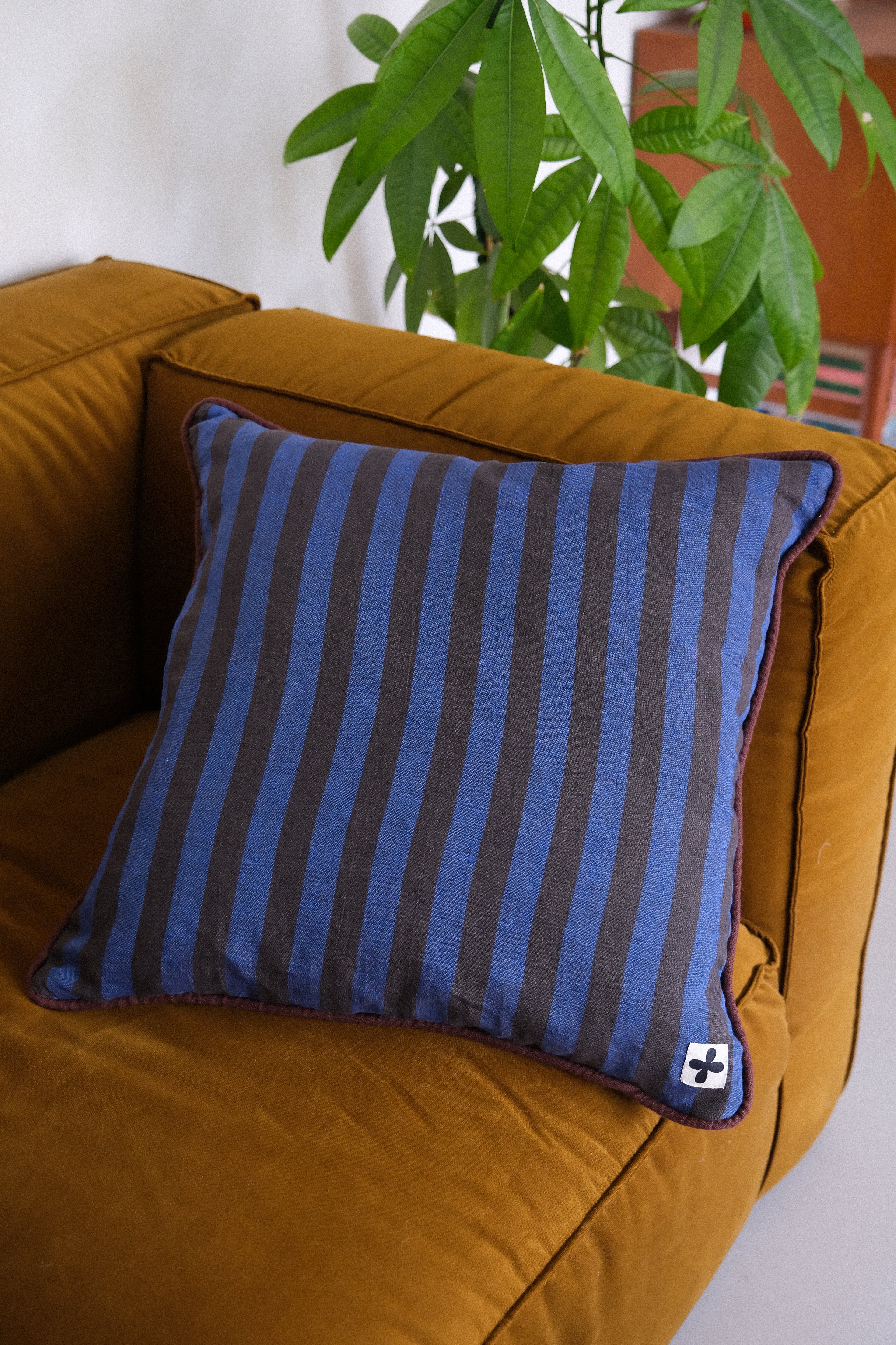 coussin carré rayure bleu cobalt et anthracite