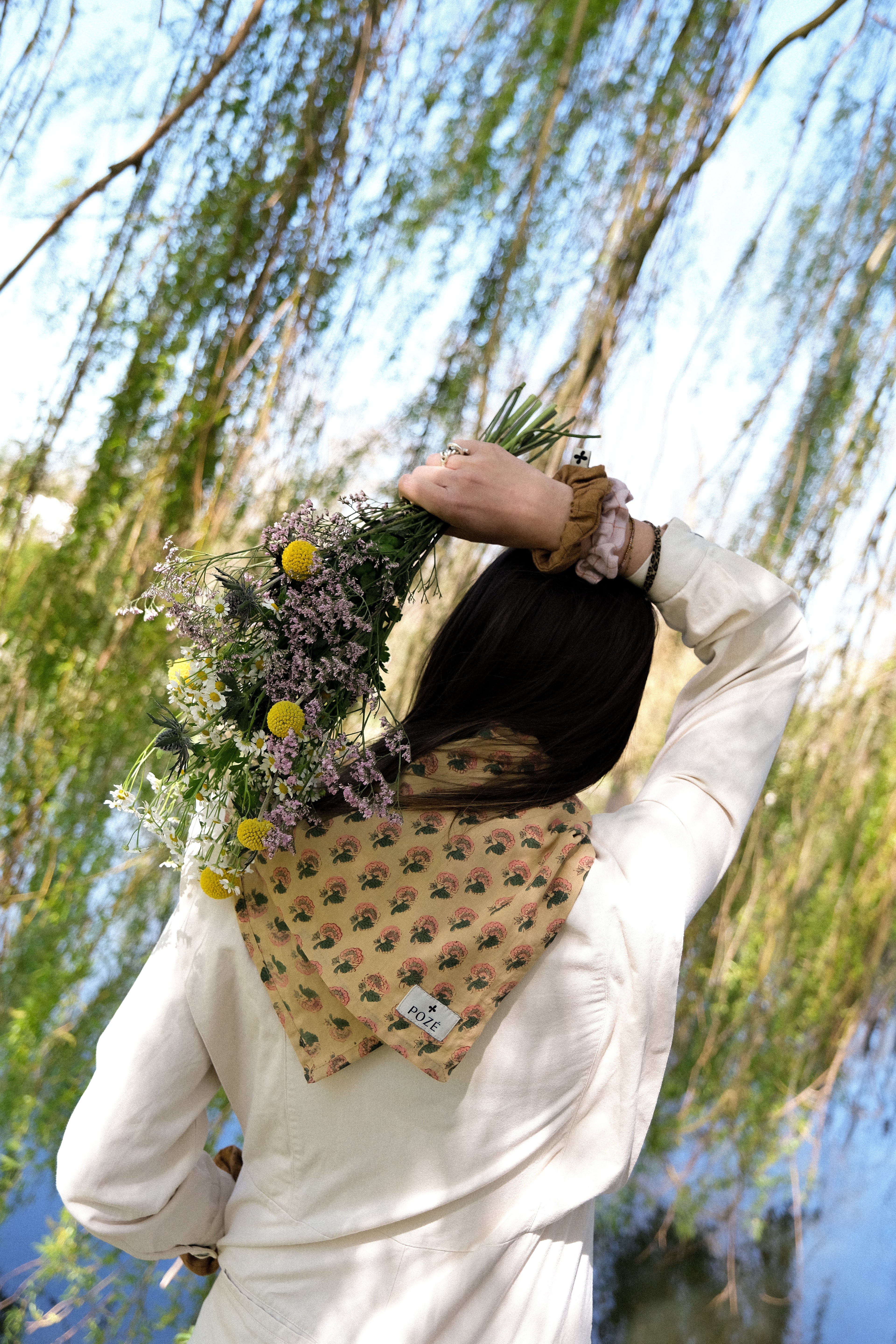 Foulards fleuris en coton : l’accessoire élégant de la mi-saison