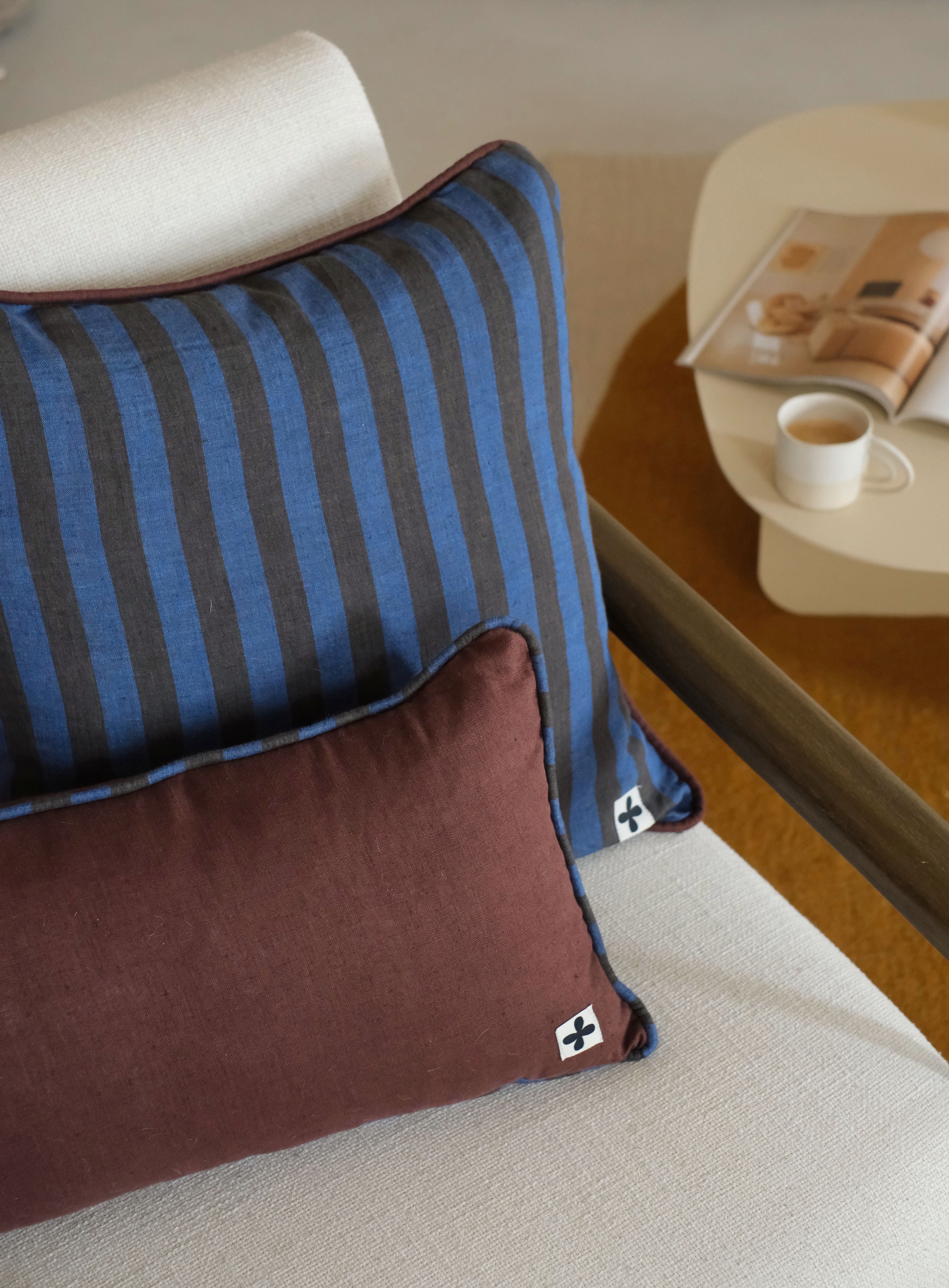 Changer sa décoration de salon avec des housses de coussins en lin