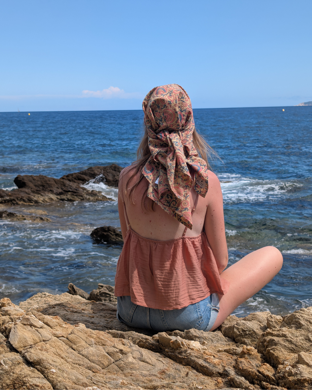 Photo Album Playlist Pozé Eté 2025 Mer Vague Roche Foulards Femme assise