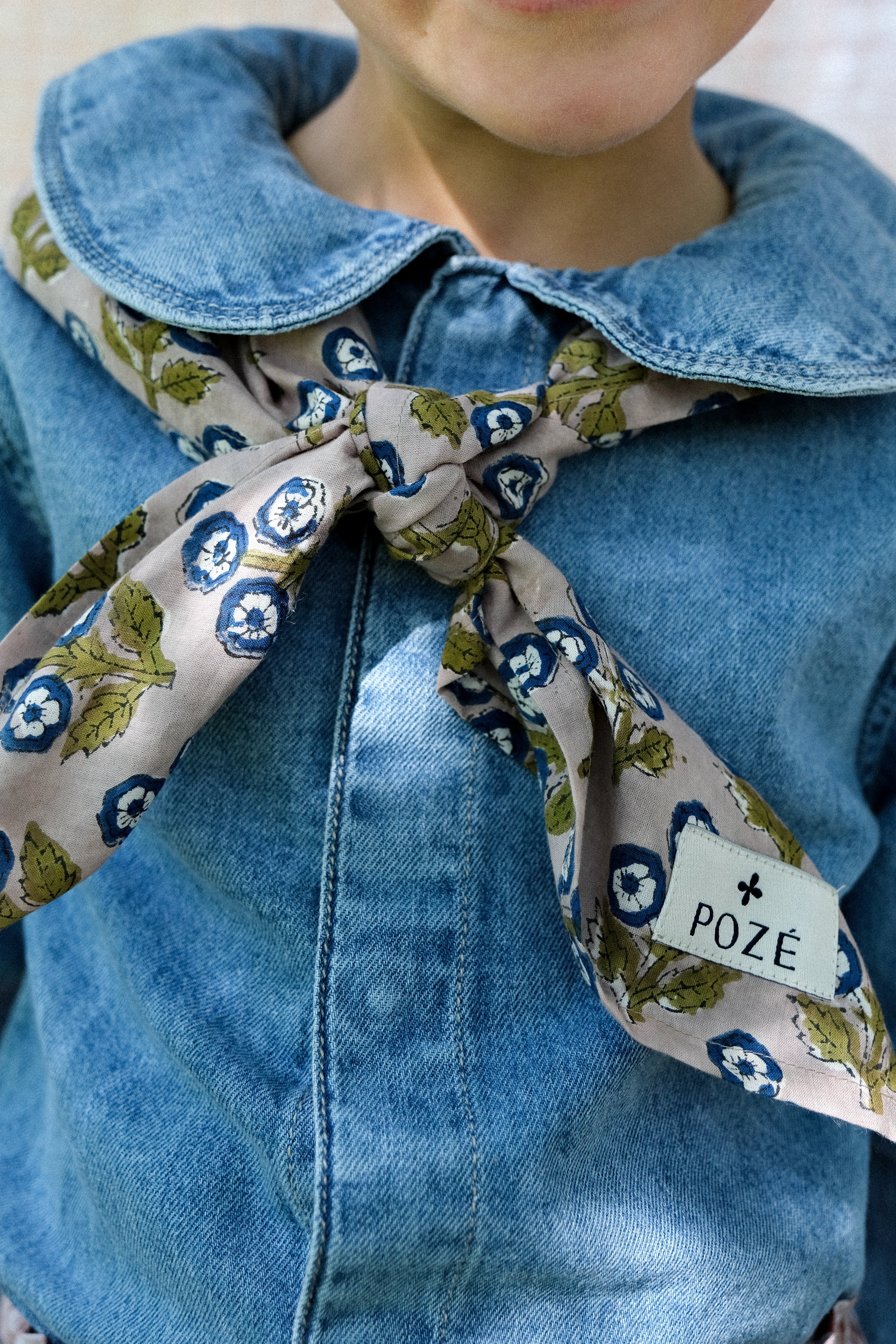 Foulard fleuri bleu