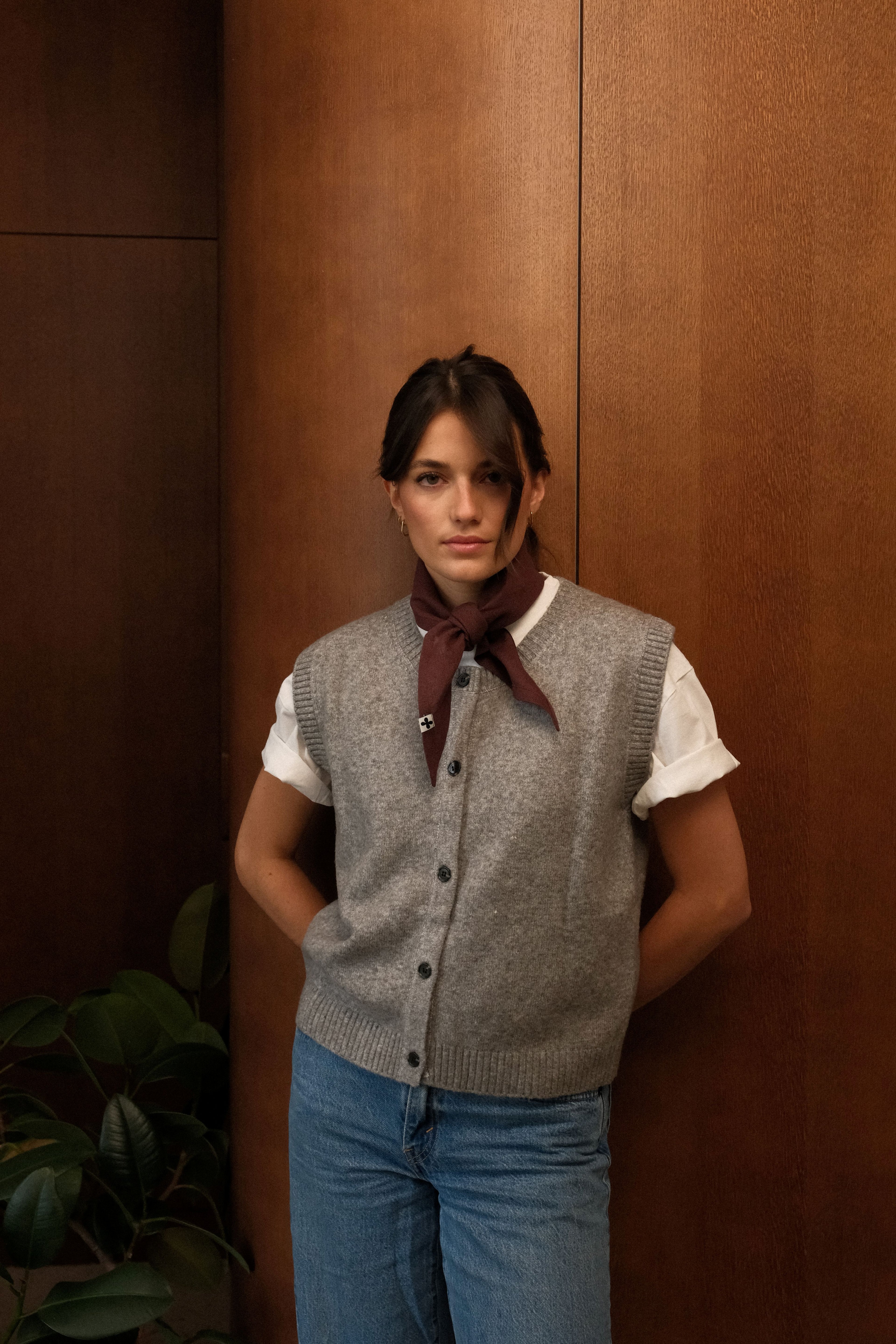 foulard-lin-triangulaire-marron-chocolat-france-poze