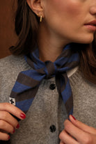 oulard-lin-triangulaire-rayure-cobalt-france-poze