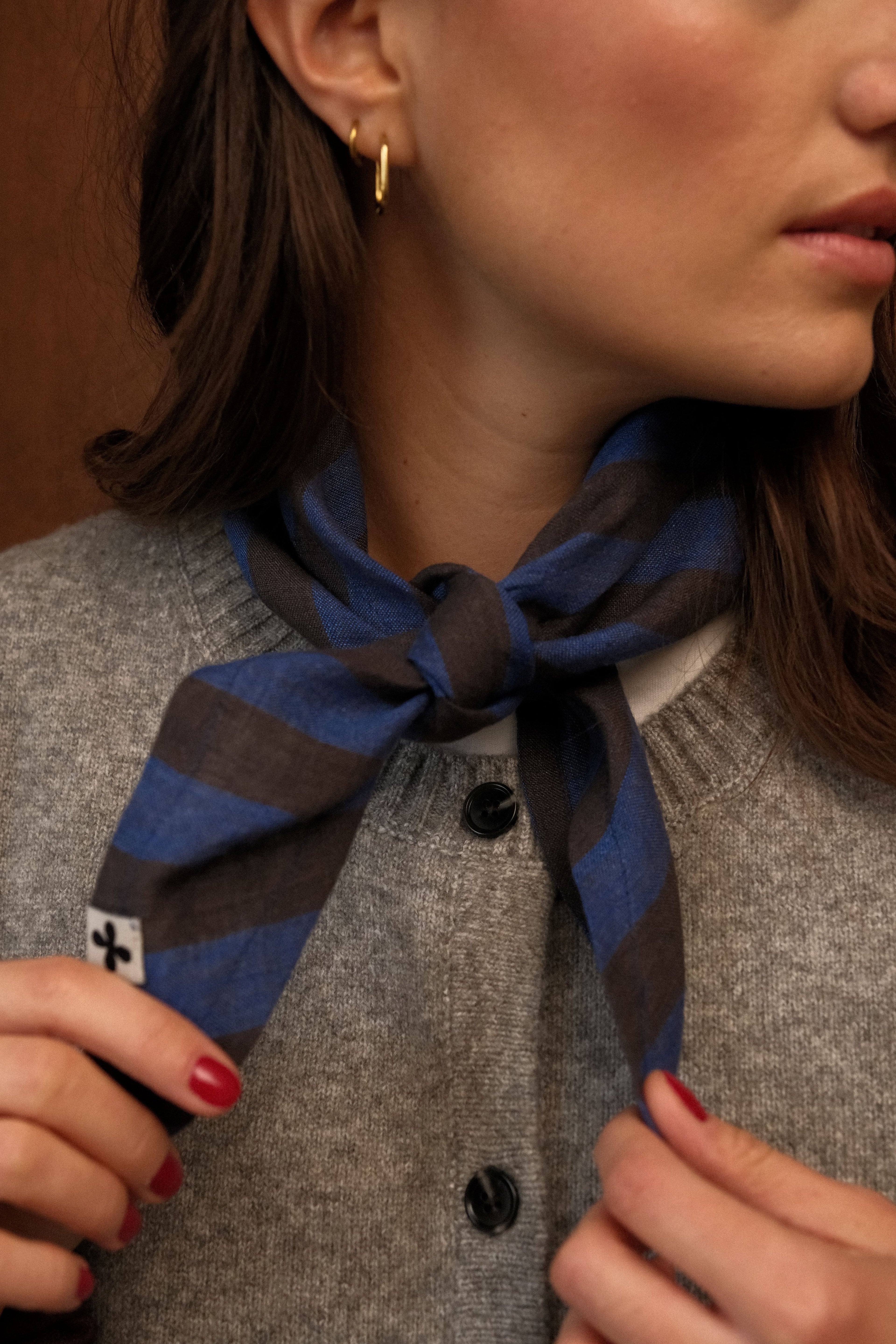 oulard-lin-triangulaire-rayure-cobalt-france-poze